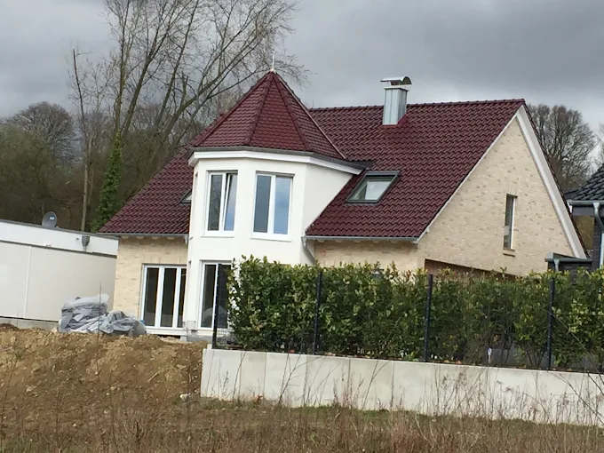 Einfamilienhaus mit neuem rotem Ziegeldach und Turmgaube